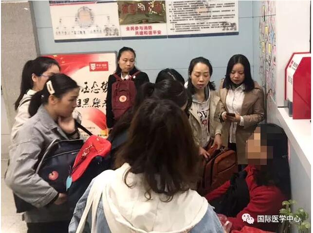 西安女士地铁突感不适 西安国际医学中心护士紧急救助