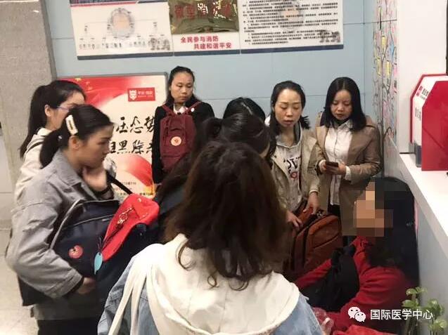 西安女士地铁突感不适 西安国际医学中心护士紧急救助