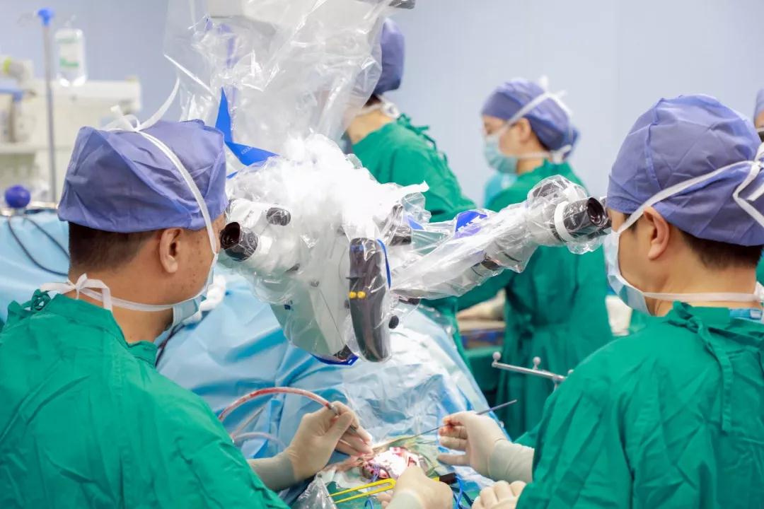 央视新闻移动网报道—手术机器人显微镜全国首用 助力神经外科手术精准安全