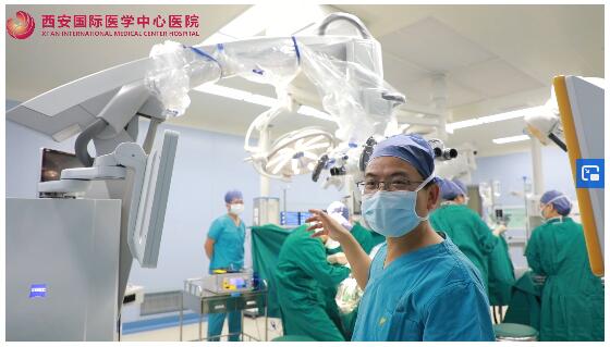 脑科医院名誉院长高国栋使用机器人手术显微镜(ZEISS KINEVO 900)行左侧面神经微血管减压术