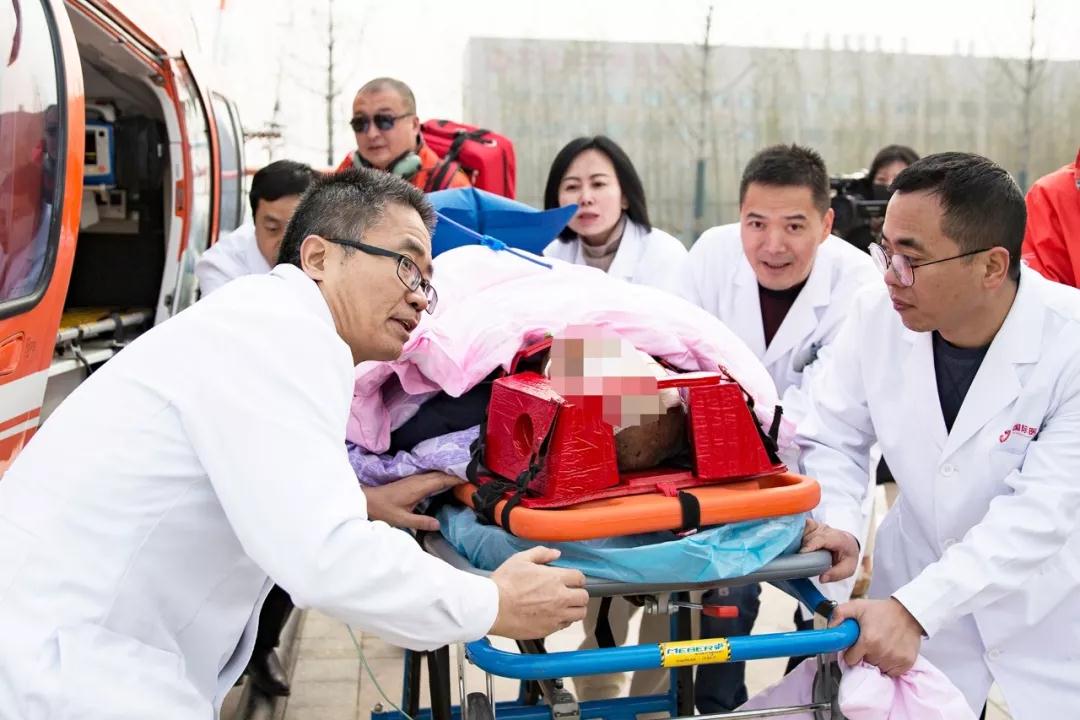 华商网报道—记录生命时速 直升机跨省救援助65岁患者转院