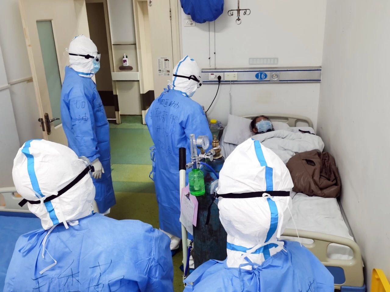 首批61名医护人员进入武汉市第八医院并接收危重病人