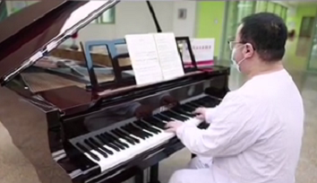 被脑科医院治愈后的他用美妙的钢琴曲致谢！
