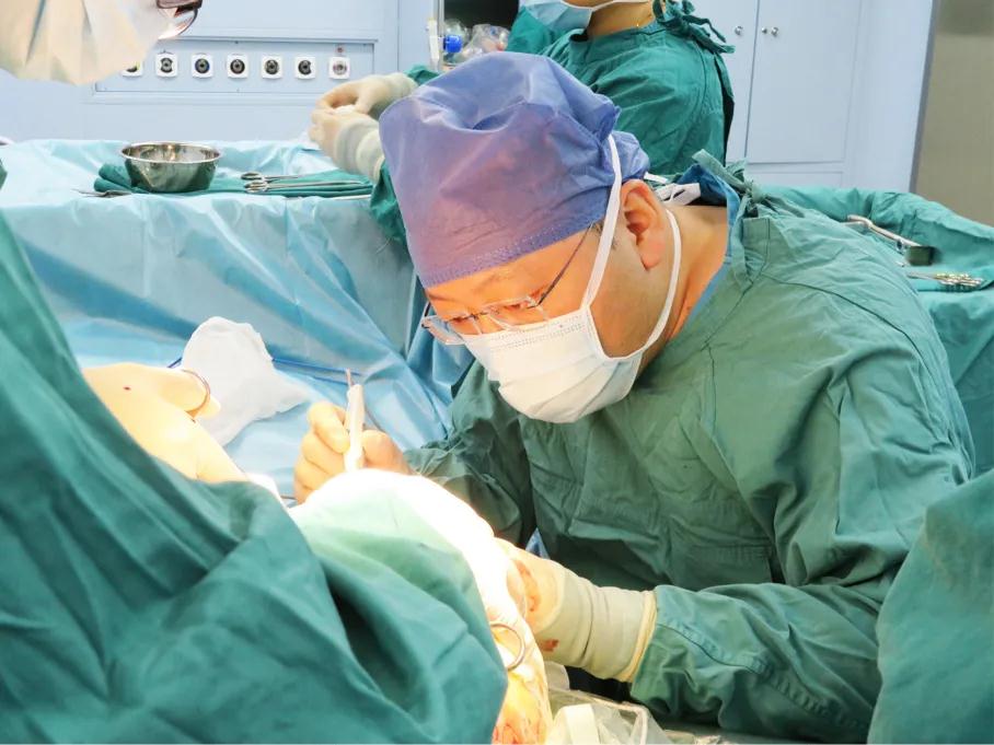 医生从她胸口取下5斤重的肿物……