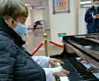 即将出院老人在医院弹奏钢琴
