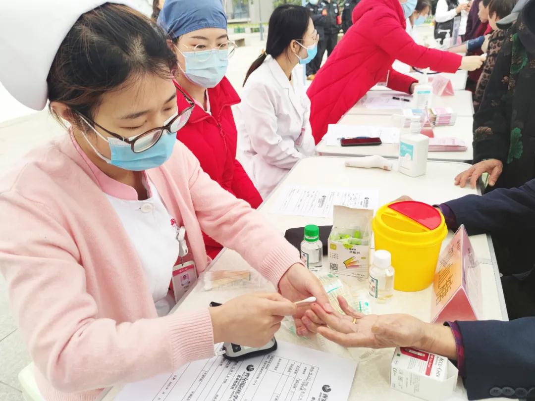 原点新闻—义诊活动进社区 志愿服务暖民心
