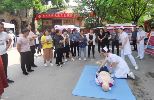 义诊在行动 服务暖人心 ——西安国际医学中心医院走进袁家村送健康