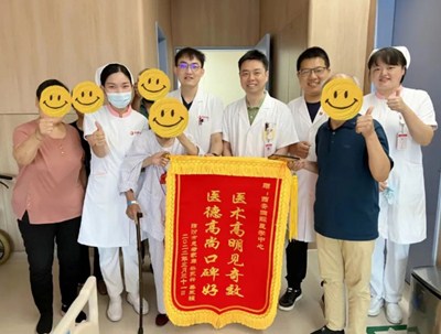 尖锐枣核刺穿101岁老人食道 多学科联手化险为夷