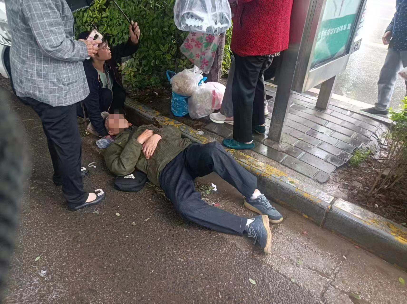 雨天路遇老人被撞 白衣天使紧急施救