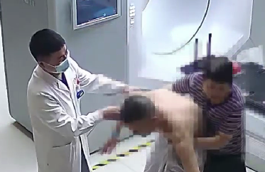 惊险！患者险些跌倒，医生跳过治疗床扶患者