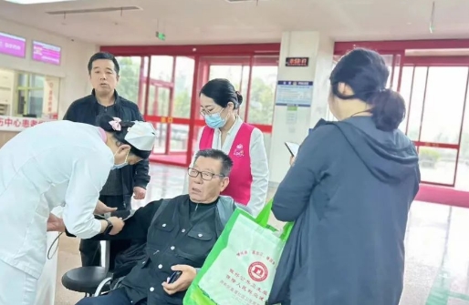 五一“志愿红” 亮丽风景线